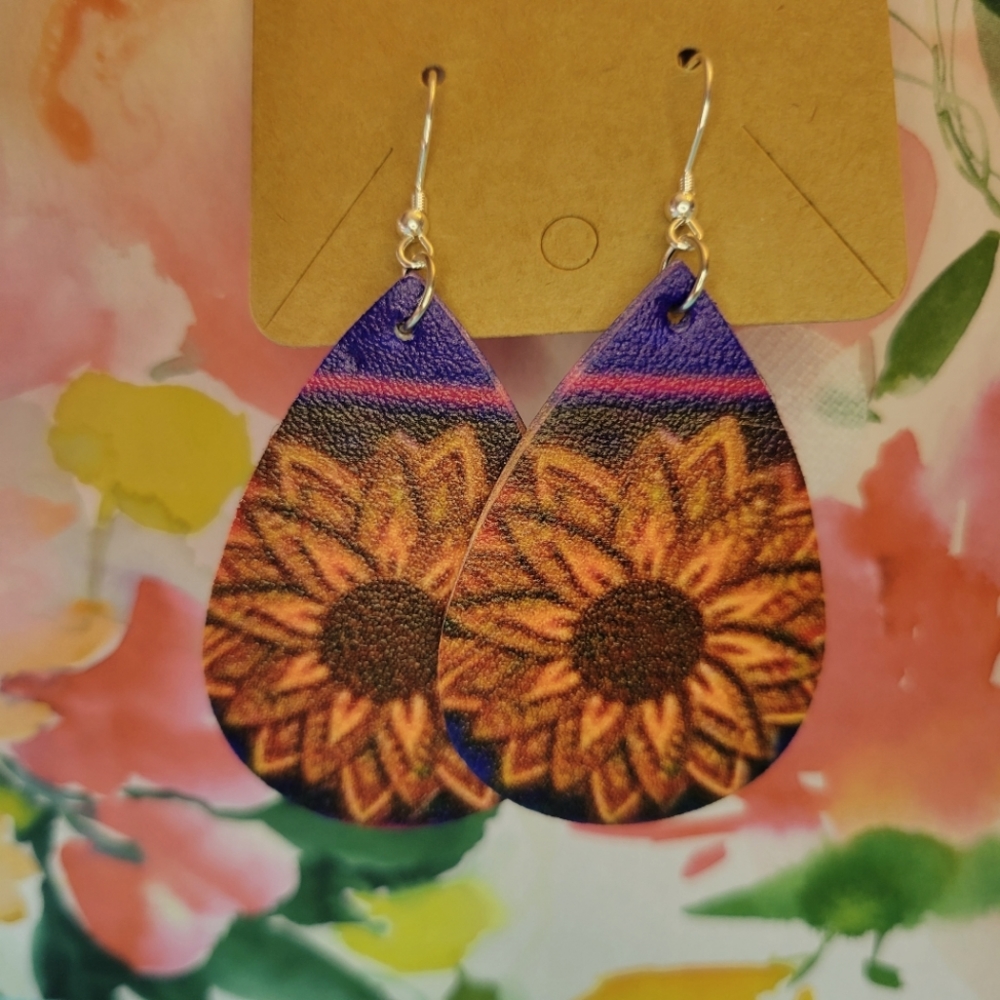 Leather earrings with sunflower detail